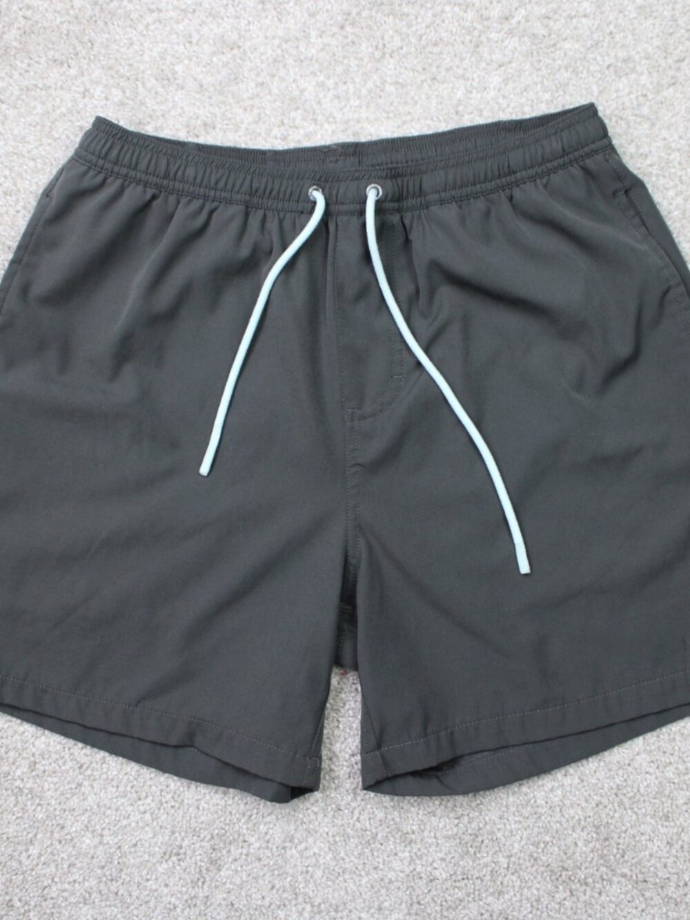 Huk Pursuit Volley Shorts Mens Medium Gray 5" Mesh Lined Drawstring Stretch